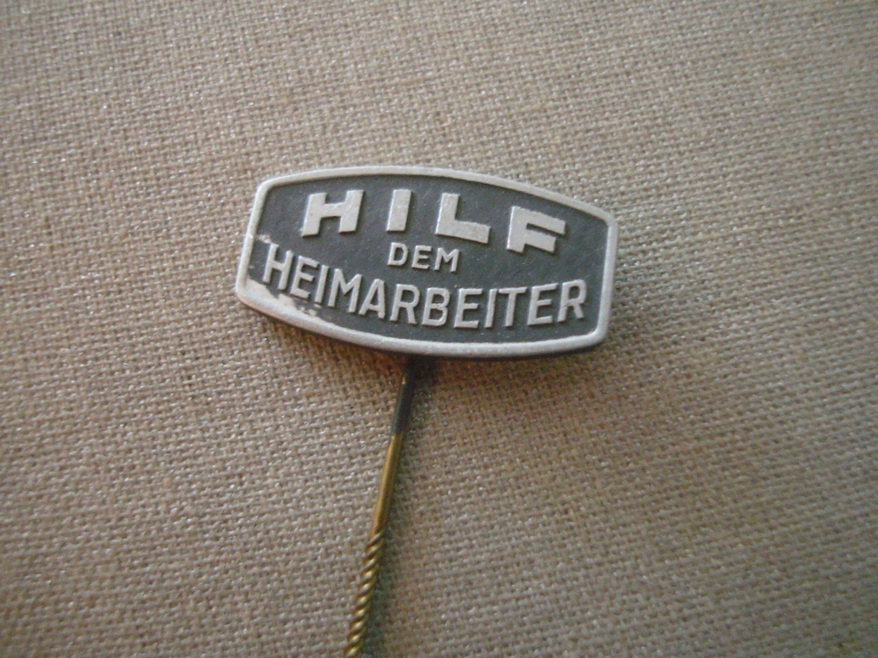 Plaquettes & Badges: Abzeichen - HILF dem Heimarbeiter – D'occasion à Neuenegg par flohcante 1