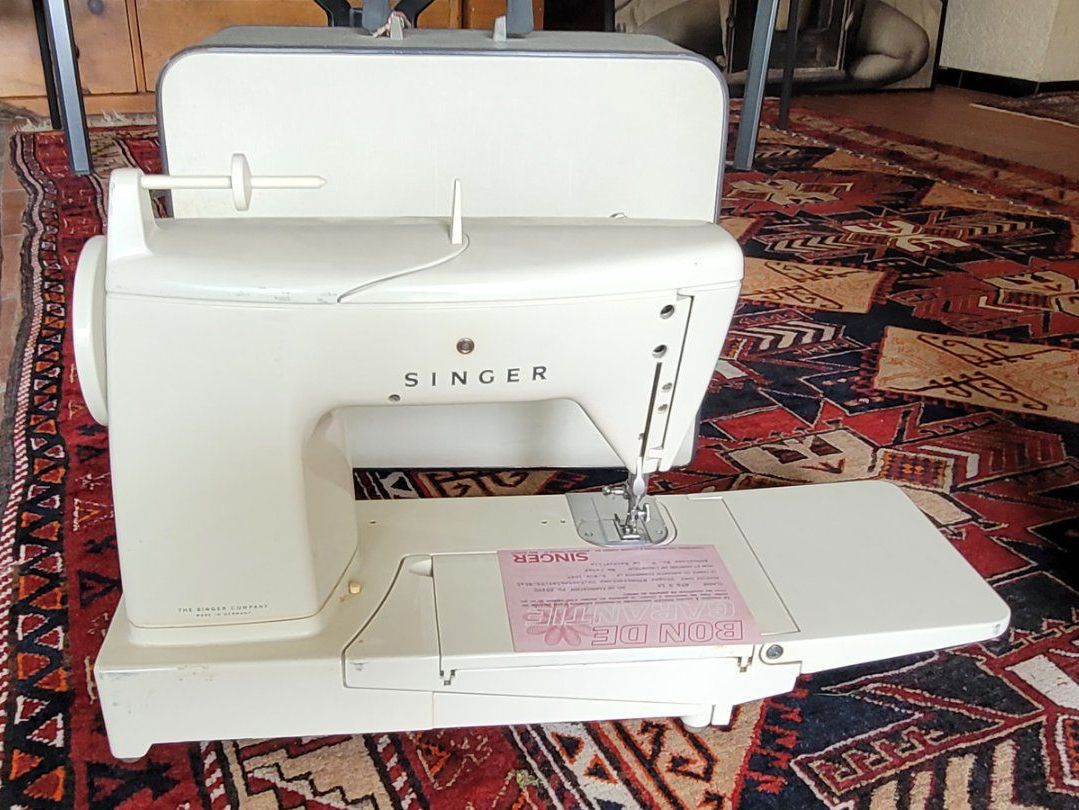 Singer Macchine da cucire: Machine à coudre Singer Golden Panoramic 670 G 30 complète – Usato da Le Landeron venduto da pat_5ygm 2