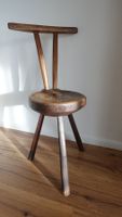 Dreibeiniger antiker Melkstuhl, Holz, Jahrgang 1909, Unikat!