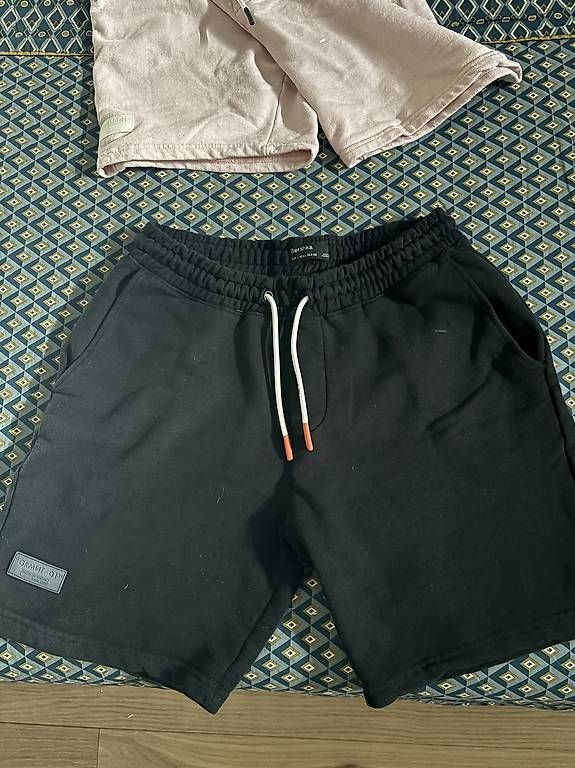 Pantaloni: Bershka - Short noir taille L – Usato da Geneve venduto da tom_d7f8