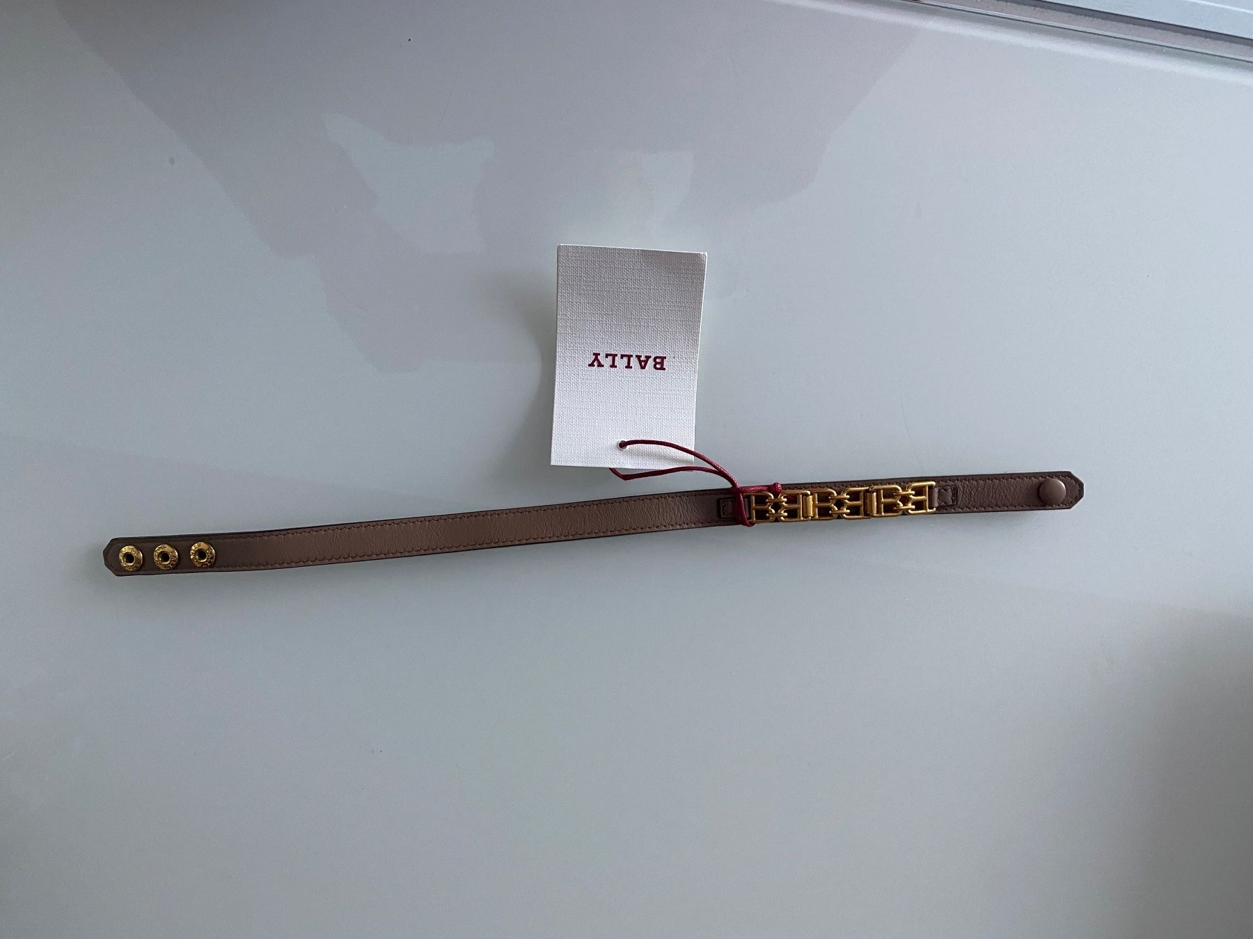 Bracciali & Braccialetti: Bally Leder Braslet mit Logoplakette 37 cm – Nuovo e nell'imballaggio originale da Volketswil venduto da praxis12 3