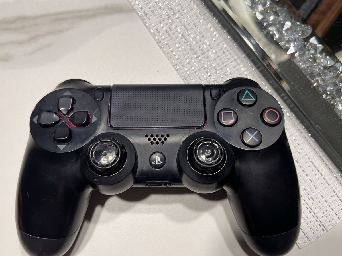 Sony Console: PS4 Controller Schwarz Dualshock 4 Wireless einwandfrei – Nuovo (secondo la descrizione) da Winterthur venduto da ChicMarkt