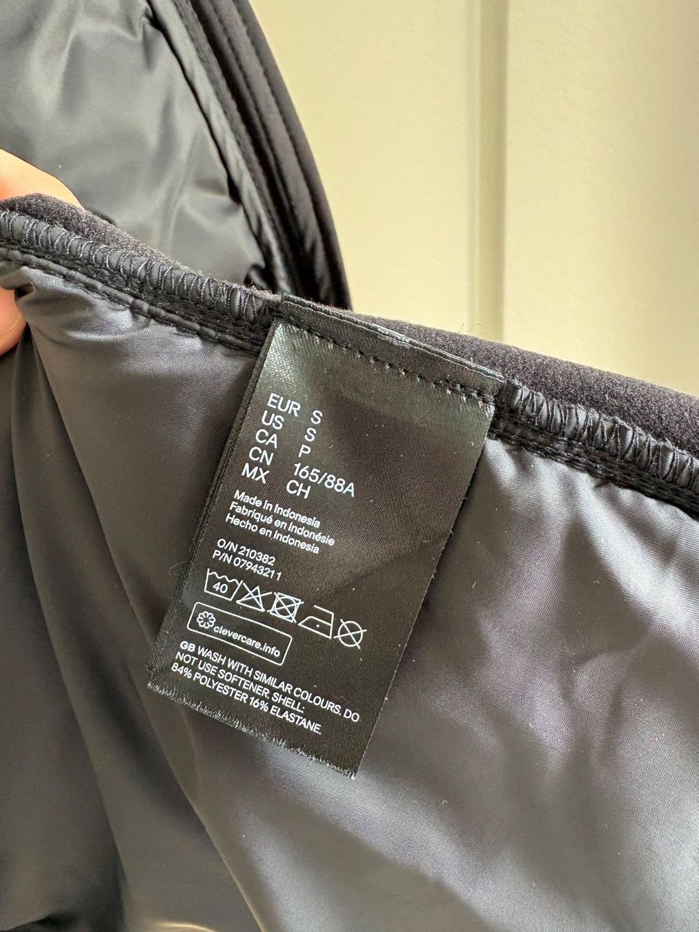 H&M Jacken: Schwarze Sportjacke mit Kapuze – Neu (gemäss Beschreibung) aus Zürich von bbbggg 3