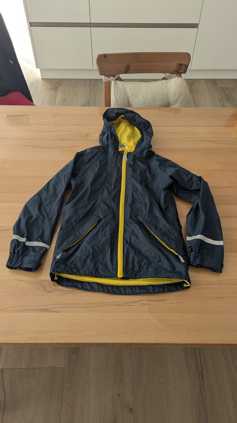 Giacche & Cappotti: Dunkle, Dünnere Regenjacke - Gr. 128 – Usato da Staufen venduto da Fleby84