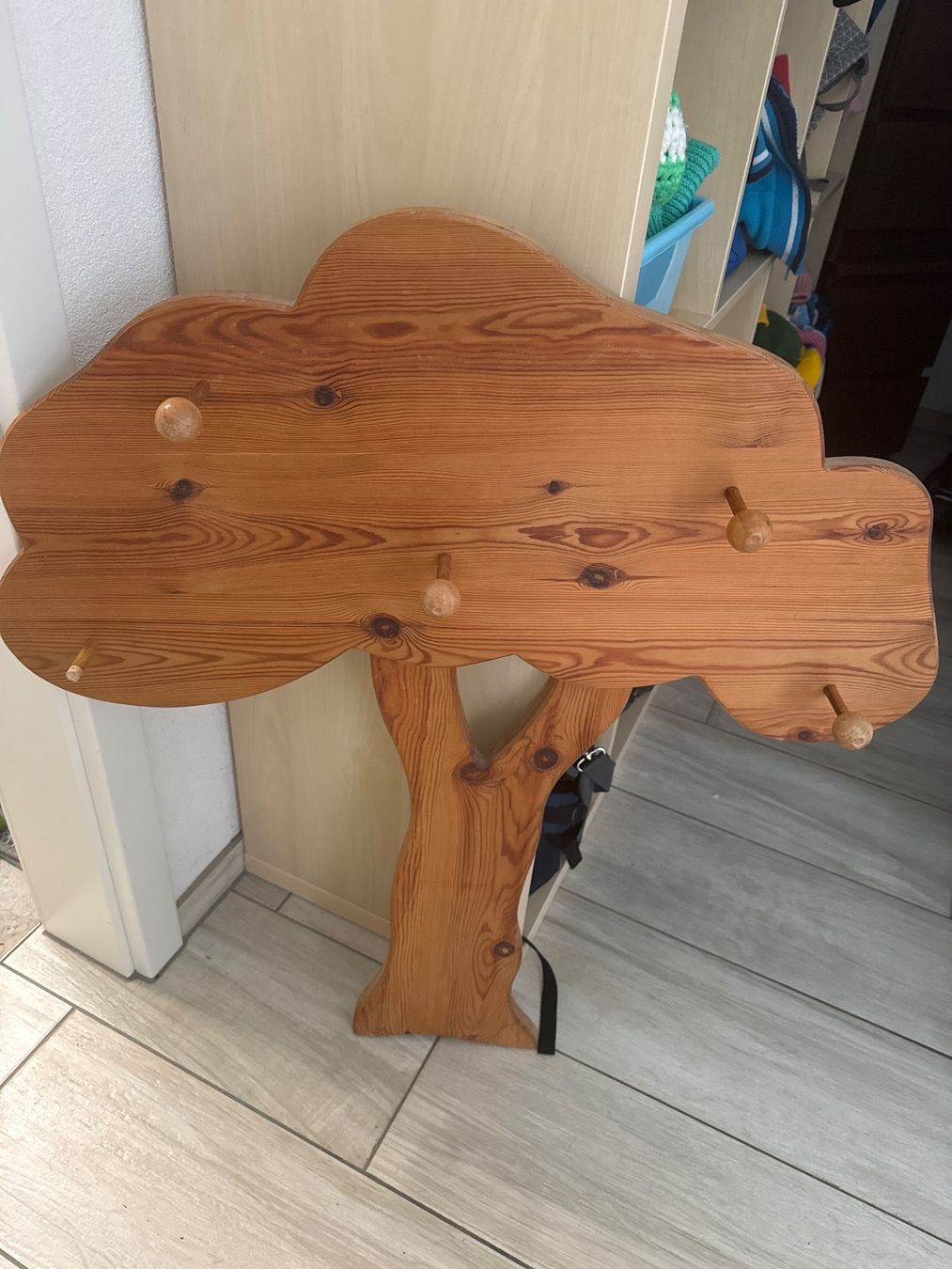 Guardaroba: Kindergarderobe Holz Baum – Usato da Dittingen venduto da Estrella46