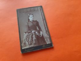 SCHWIIZER JUGEND DAZUMAL - JEUNE FEMME en NOIR - GENEVE GENF