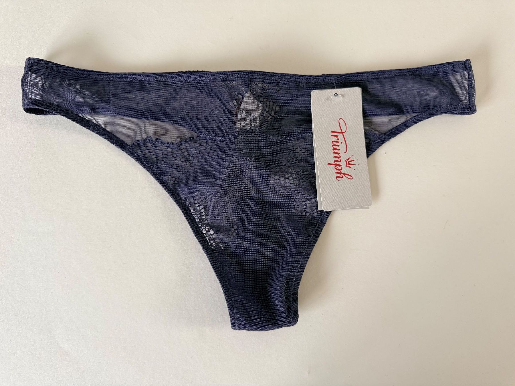 Triumph Sonstige Unterwäsche: TRIUMPH, String LACE SPOTLIGHT, Grösse 40, Farbe Lila – Neu und originalverpackt aus Rudolfstetten von gst_g7xl