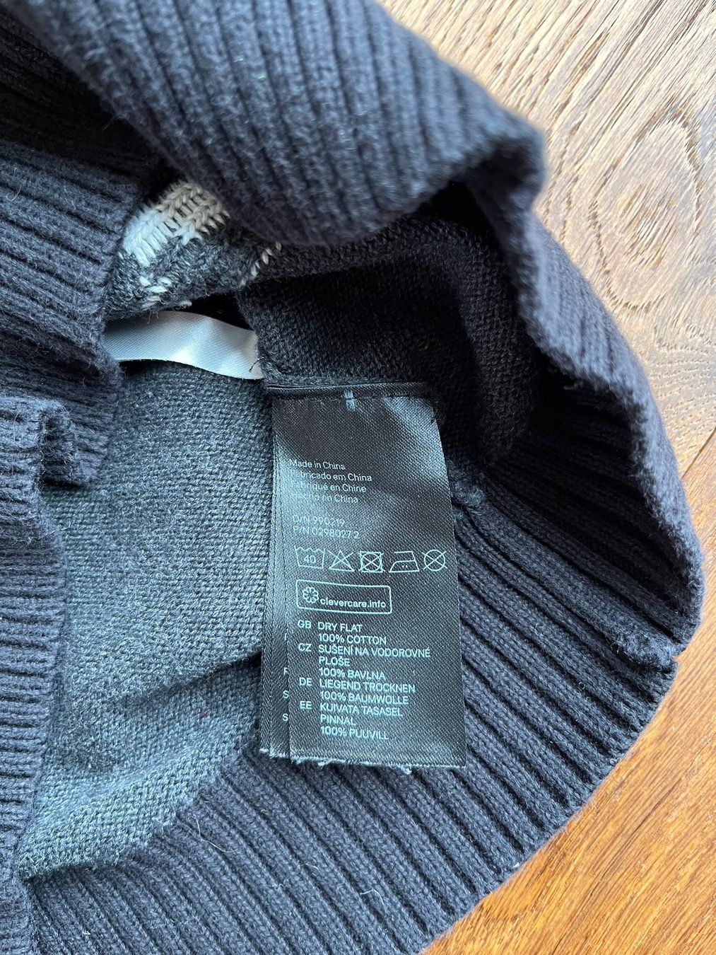 H&M Pullover & Sweatshirts: Pullover Kinder  Gr. 98 / 104 – Gebraucht aus Affoltern am Albis von Blackrhythm 3