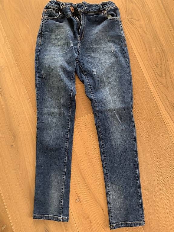 Pantalons: Jeans Grösse 140, 146 und 158 – D'occasion à Otelfingen par che_26d5 3