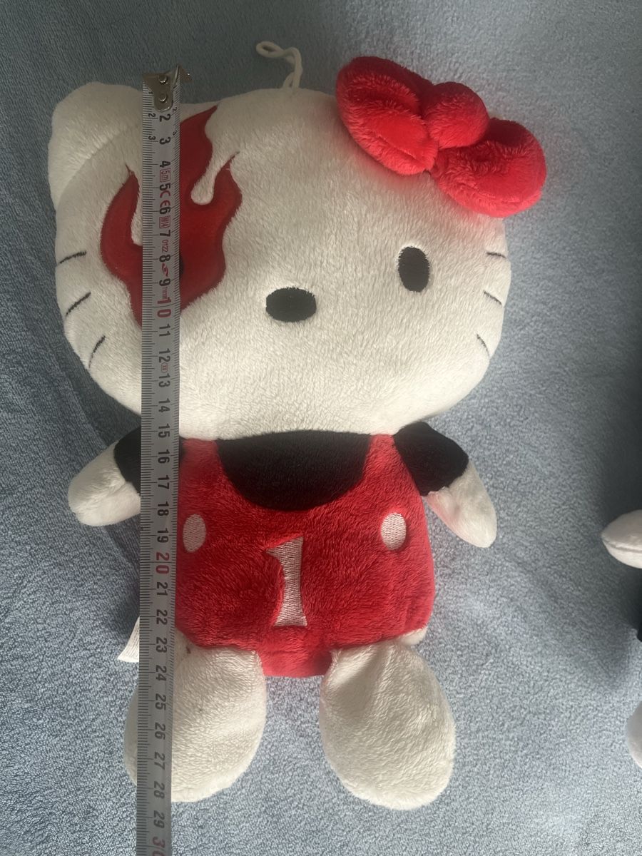 Hello Kitty Statuette: 2 Hello Kitty Stofftier ca. 23cm gross, Top Zustand! – Usato da Olten venduto da sae_82z2 2