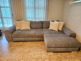 Gemütliches Ecksofa mit ausziehbarer Sitzfläche