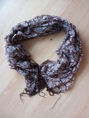 Foulard brun et blanc à motifs