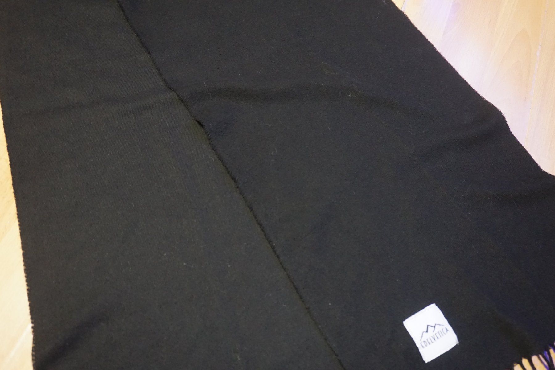 Foulard & Sciarpe: Schwarzer Edelvetica-Schal mit Fransen – Usato da Zürich venduto da einalemjena 2
