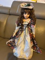 Bambola di porcellana da collezione con piedistallo