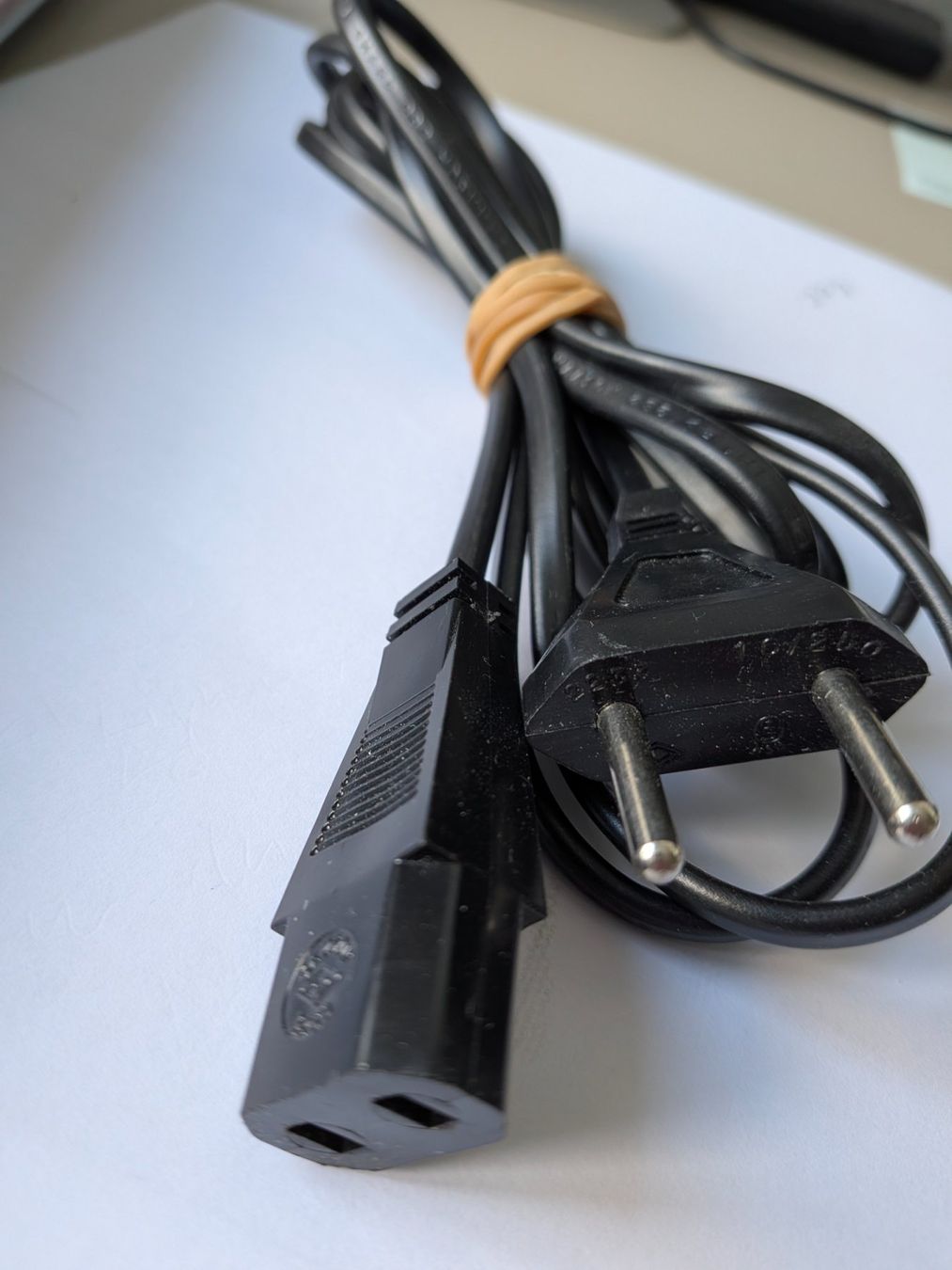 Câbles: Kaltgerätestecker Stromkabel Netzkabel – D'occasion à Thun par Mirweb