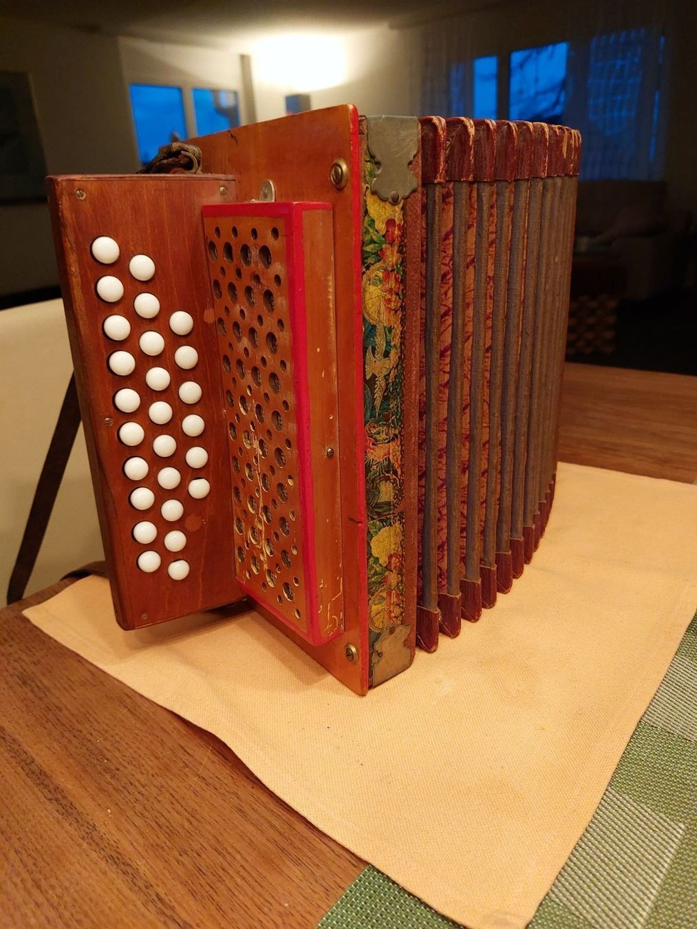 Strumenti musicali: Schwyzerörgeli Namenlos alt und antik – Usato da Kriens venduto da Allerhand5