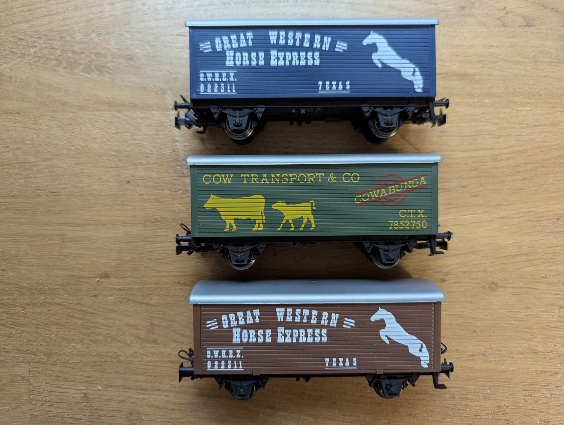 Märklin Modellini di ferrovie: Wagons à bestiaux et hangars à construire. – Usato da montcherand venduto da Niollu 1