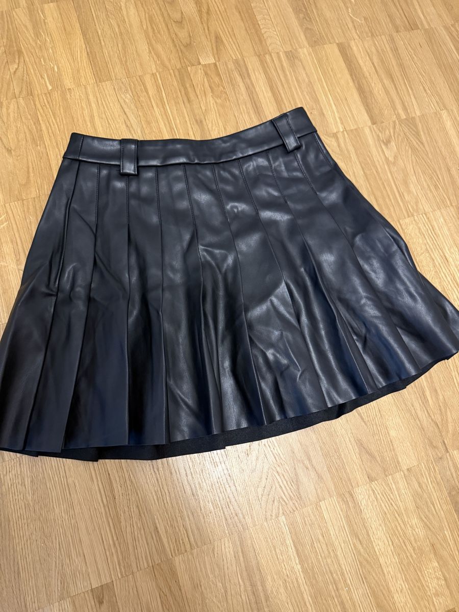Jupes: Zebra Rock Kunstleder schwarz Gr. S  – D'occasion à St. Gallen par azra_sadikov