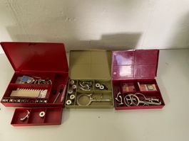 3 boites d accessoire Bernina ,  cannettes, pieds, etc ..