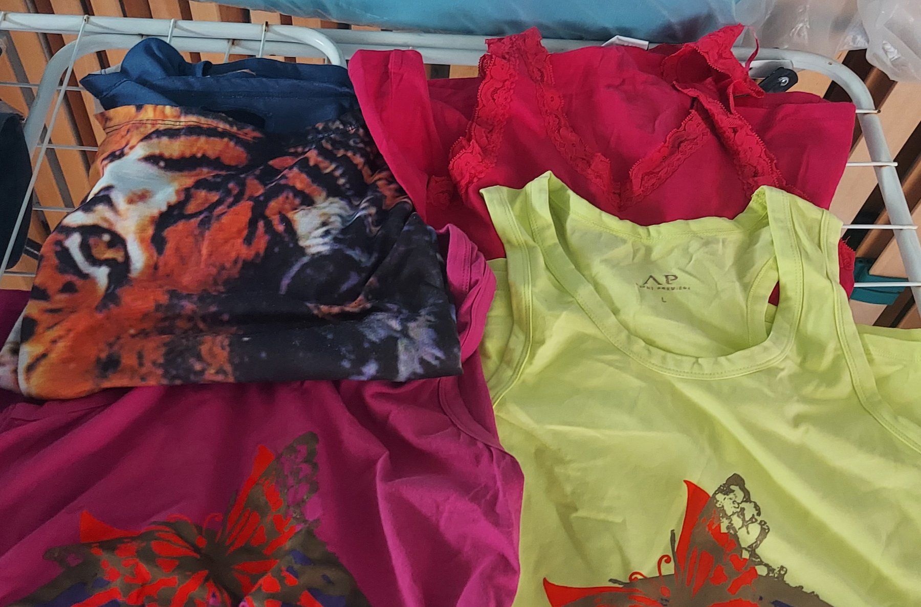T-shirt: Sommerliches Kleiderpaket: Diverse Oberteile – Usato da Liestal venduto da swary007 5