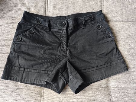 Stylish H&M Black Shorts Size 42 – Perfect for Summer! 🖤