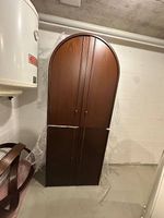 Schöner Arched Holzschrank, Vintage Design, Top Zustand