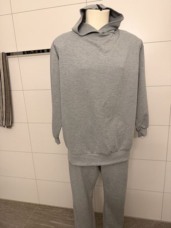 Grauer Jogginganzug mit Reissverschluss hinten, Grösse XL