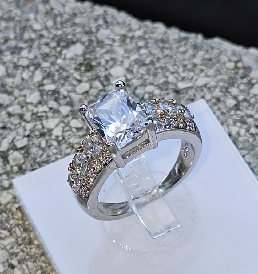 Anelli: Stilvoller Ring mit Zirkonia, 925 versilbert, Gr. 7 – Nuovo (secondo la descrizione) da Grenchen venduto da maretop 1