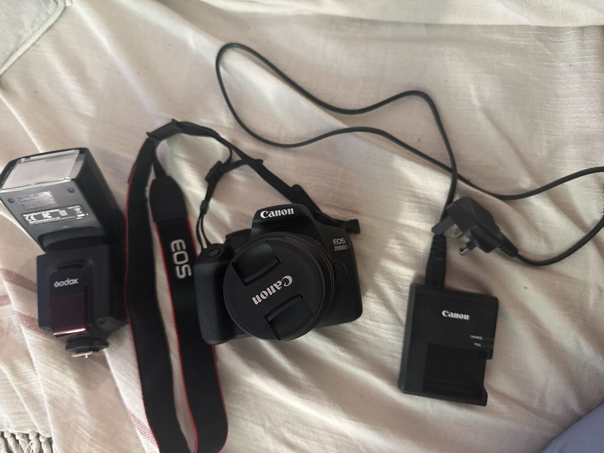 Canon Kamera: Canon EOS 2000d incl flash – Gebraucht aus Zug von Karamojo