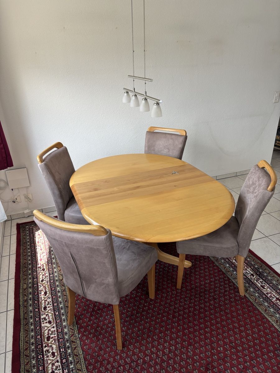Set de table et chaises: Tisch mit Stühlen – D'occasion à Brienz BE par jer_7fbm