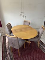 Tisch mit Stühlen