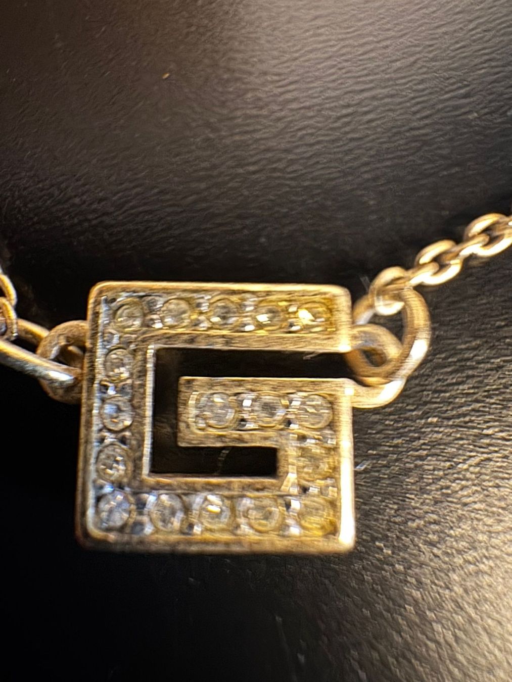 Givenchy Catenine: Givenchy Halskette Goldfarben G Logo – Usato da Winterthur venduto da Dejv 1