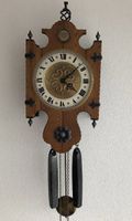 Antike Wanduhr mit Pendel