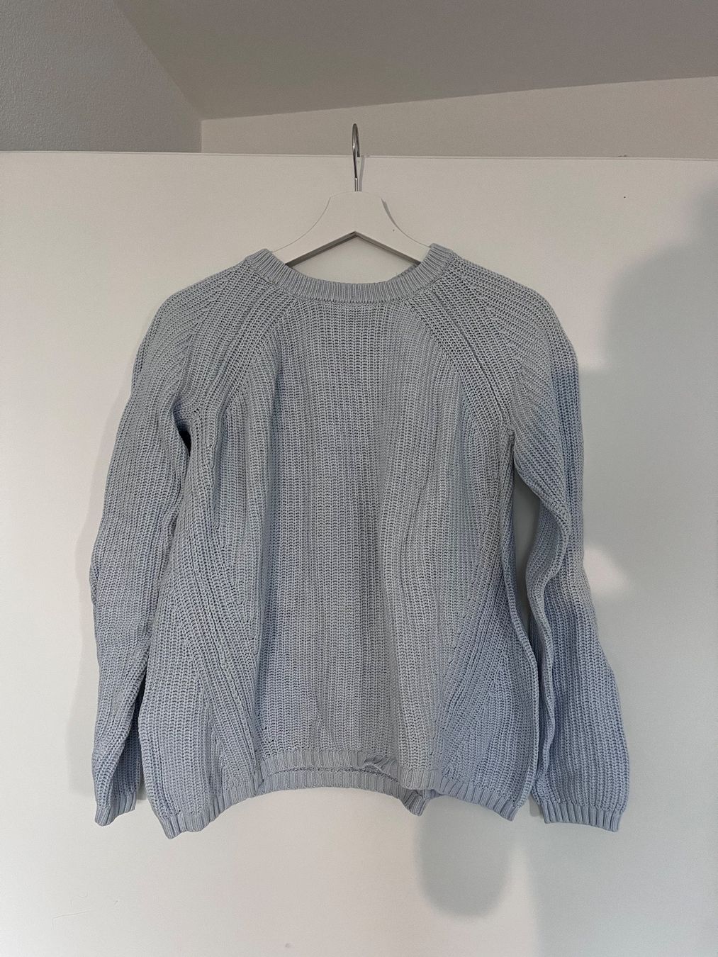 Mango Pullover & Sweatshirts: Hellblauer Strickpullover – Gebraucht aus Zürich von a.b.2025