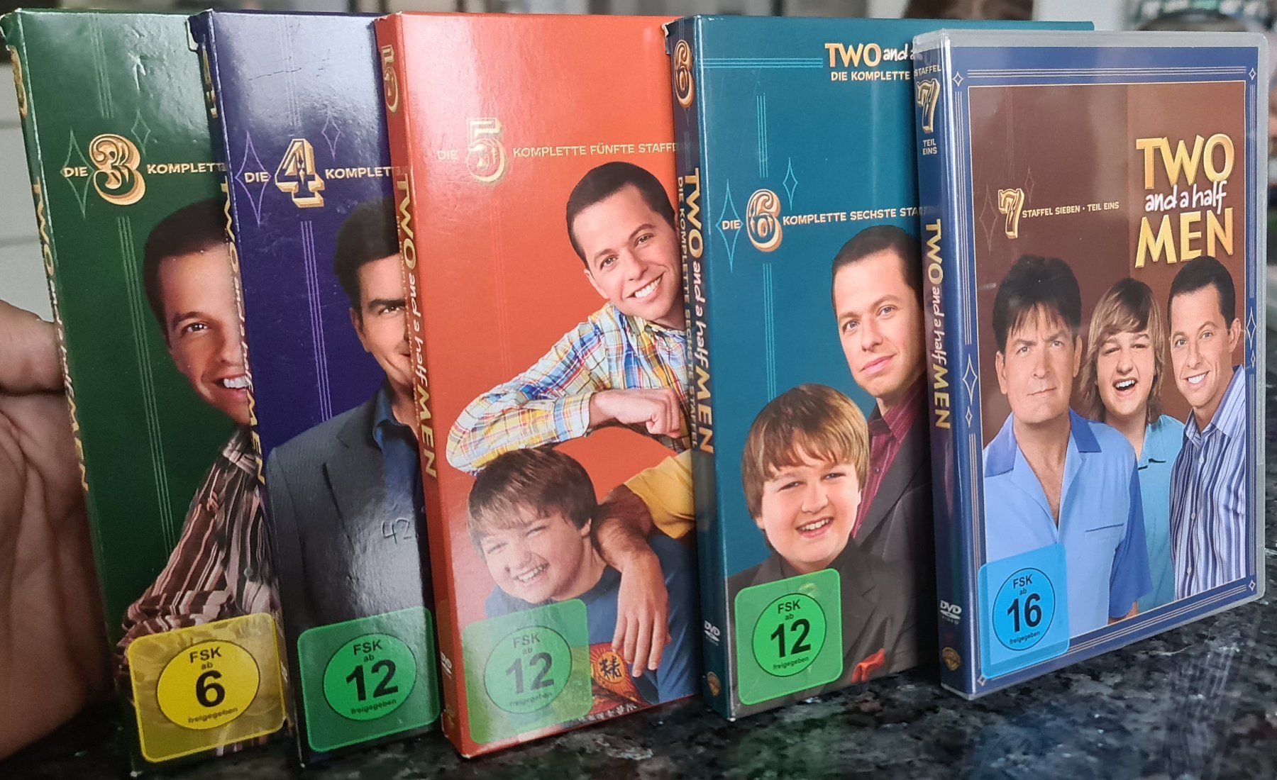 Tutti i DVDs: Two and a Half Men: Staffeln 3-7 (DVD) – Usato da Uerkheim venduto da Justi.y
