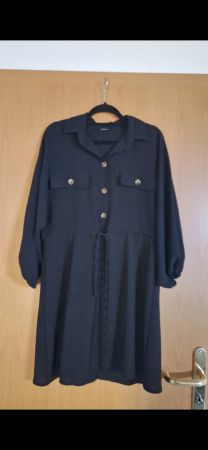 Schwarzes Kleid
