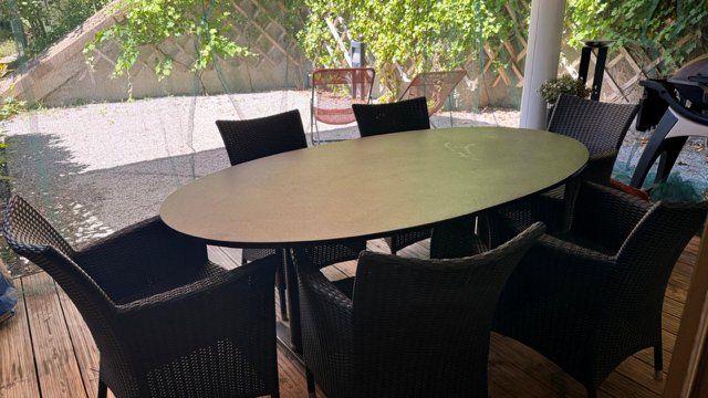 Tavoli: Outdoor Gartentisch oval massiv mit Steinplatte – Usato da Wilen venduto da Chriga1o