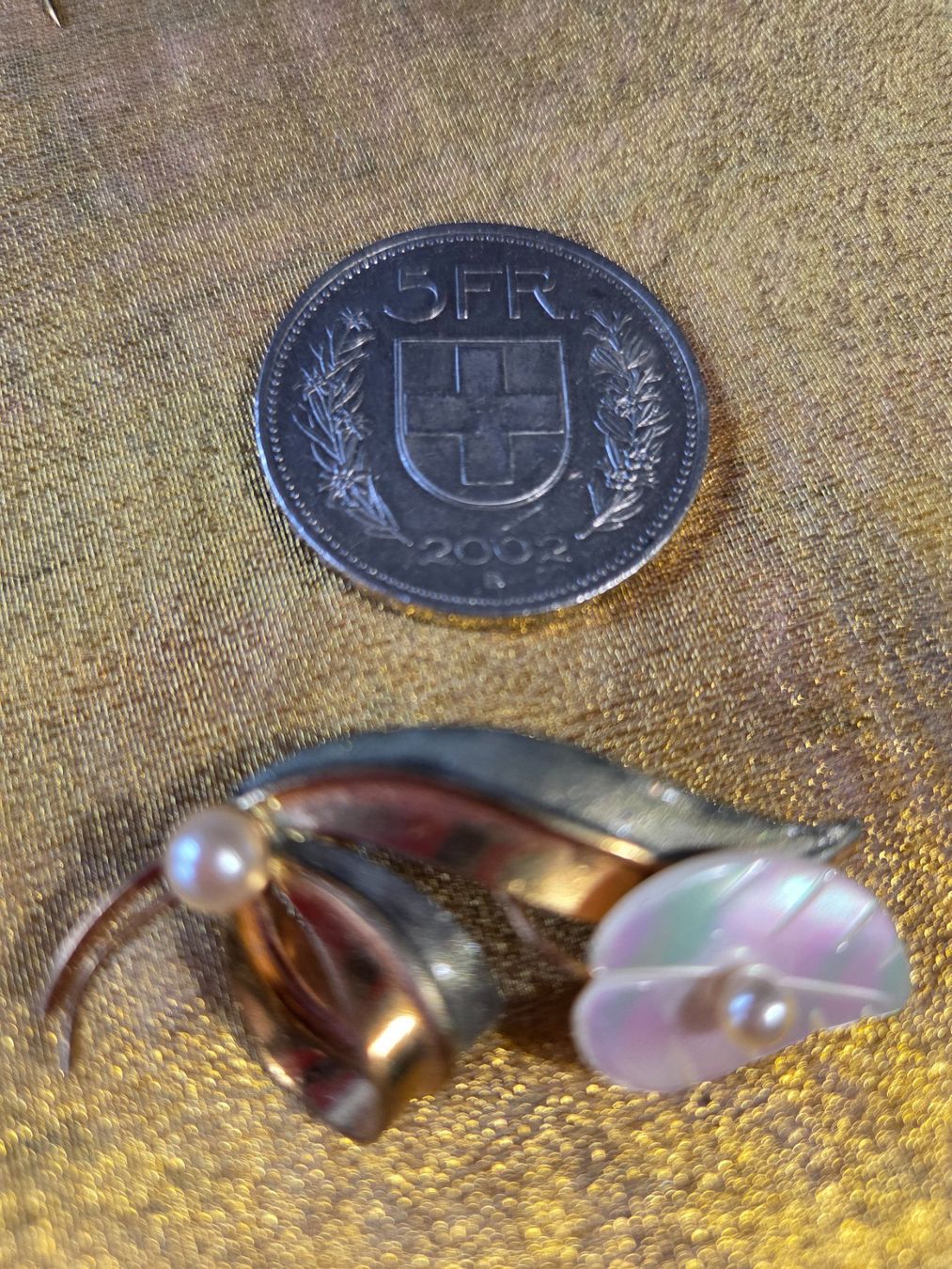 Spille & Fermagli: Vintage Brosche als Blume echtes Perlmutt+Emaille+Perlchen – Usato da Basel venduto da ivoli 3