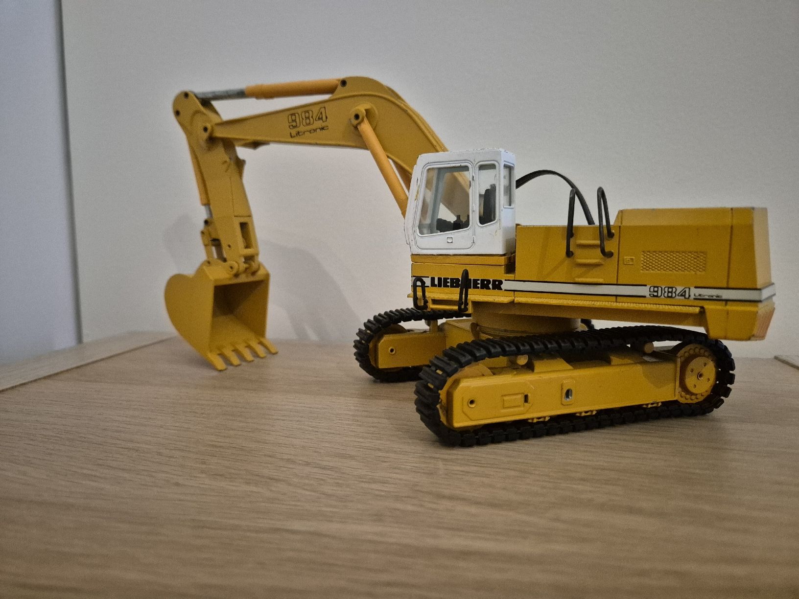 Liebherr Escavatori: Liebherr 984 Kettenbagger Massstab 1.50 – Usato da Fischbach-Göslikon venduto da Nuno85 2