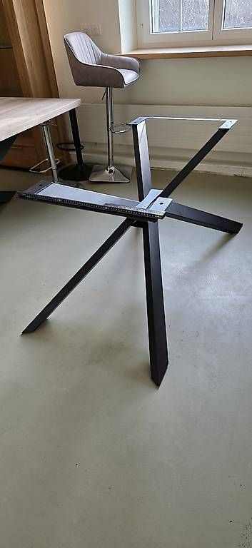 Sonstiges Mobiliar: Tisch Gestell Spinnenfüße, neu – Neu und originalverpackt aus Lützelflüh-Goldb von Rampenverkauf_72_ 5