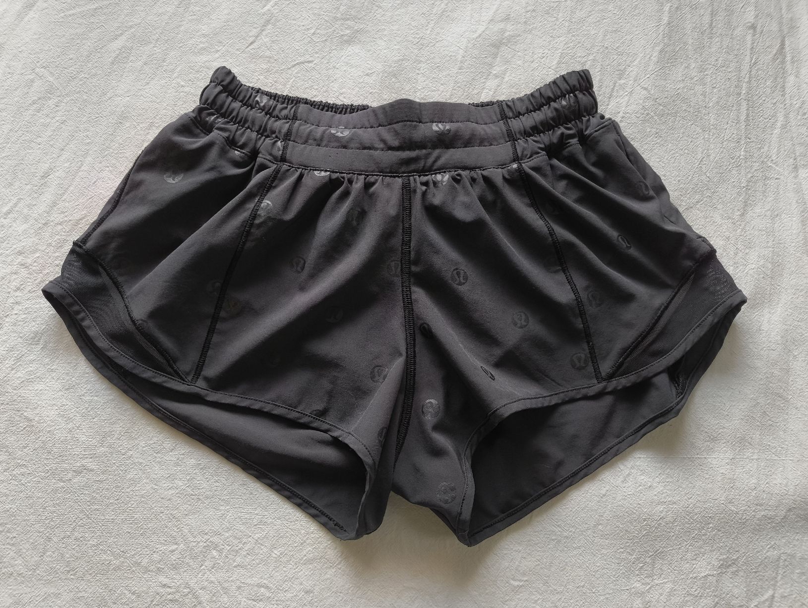 Pantaloni: Lululemon Hotty Hot Short – Nuovo (secondo la descrizione) da Stein am Rhein venduto da DaOhana
