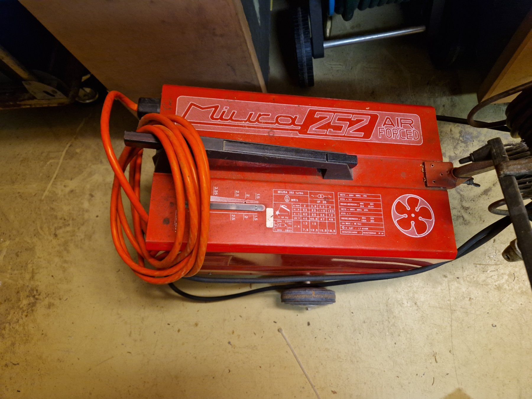 Postes à souder: Electroden Schweissgerät Miura 252 – D'occasion à Wädenswil par tome70 1