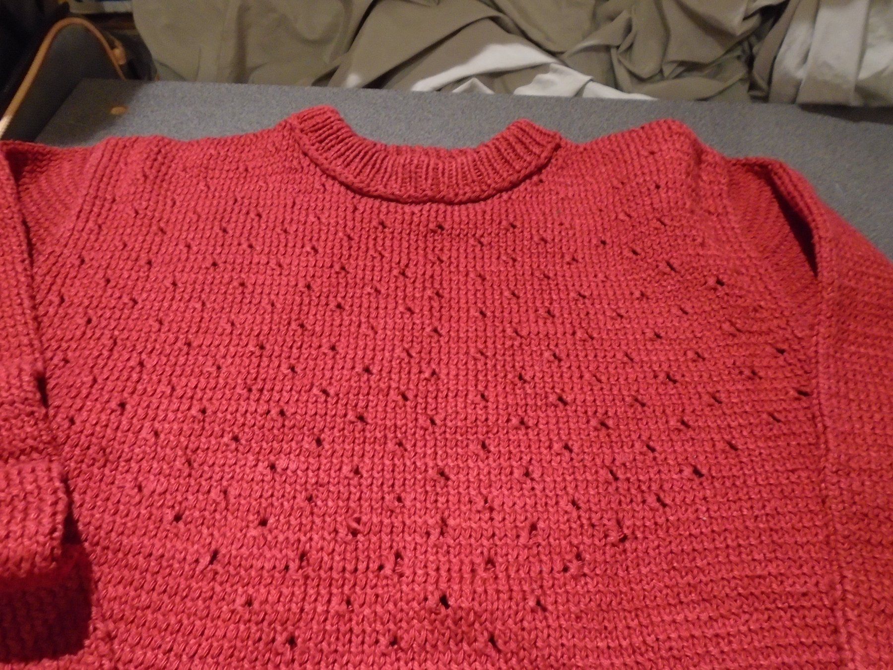 Pullover & Sweatshirts: Pullover / Strickpullover ca. Grösse S, rot/Lochmuster – Gebraucht aus Zürich von abraxas1291 1