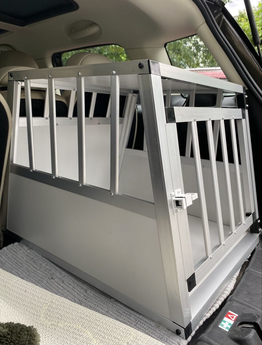 Cages, transport & sécurité: hundebox auto  – D'occasion à adliswil par PRELOVED_