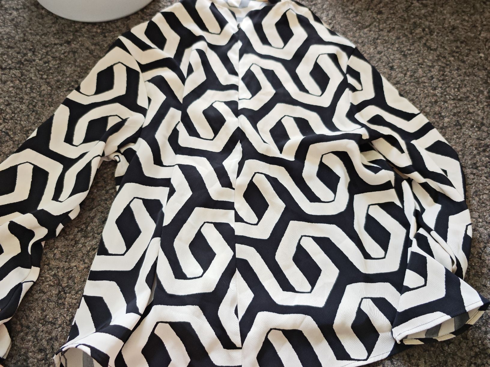 Vestiti & Gonne: Chic Black & White Pattern Blouse - Perfect for Autumn! – Usato da Bern venduto da Wei_6031