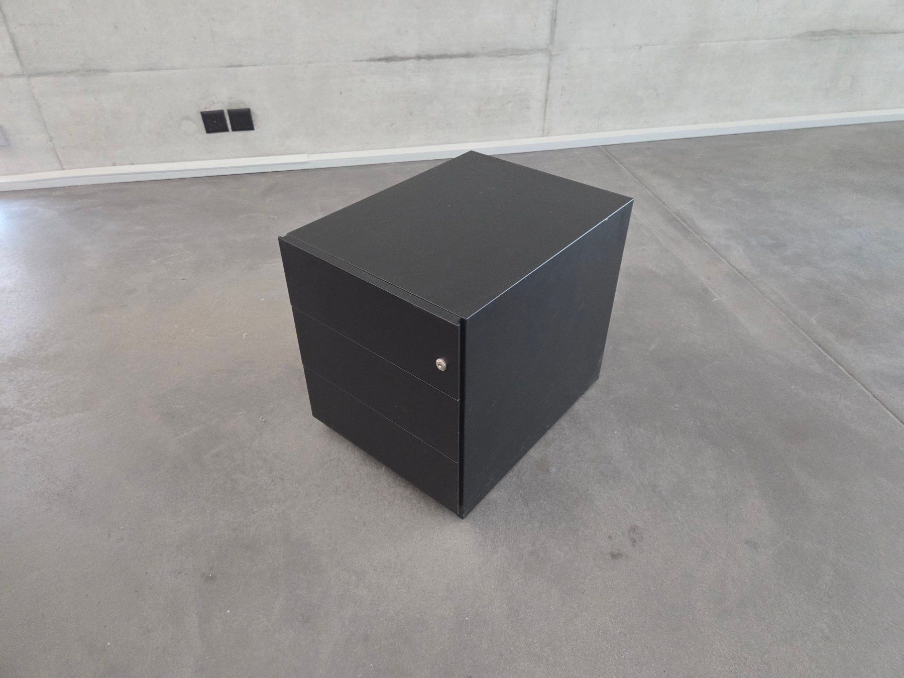 Banconi: Rollkorpus Metall schwarz lbh 56x42x49 – Usato da Zürich venduto da mdo_6fw2