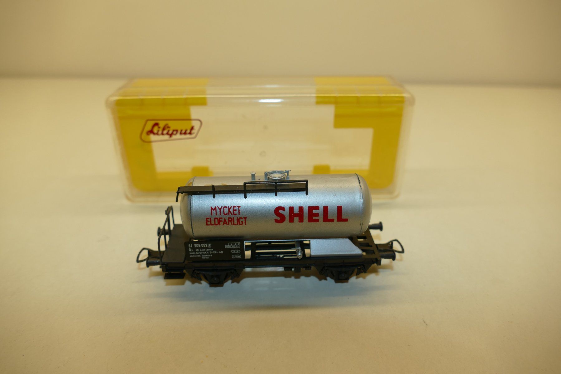 Liliput Modelleisenbahnen: Liliput H0: SJ Kesselwagen Shell silbrig – Gebraucht aus Niederhasli von rail-duerst