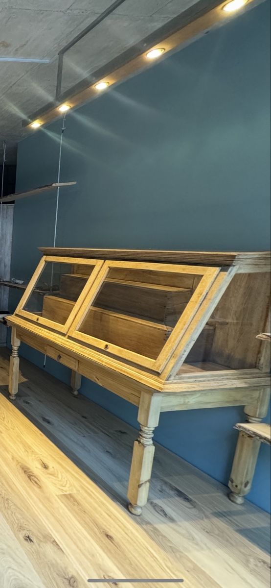 Vetrine: Vitrine ancienne en bois massif. – Usato da Granges-de-Vesin venduto da Assyd 1
