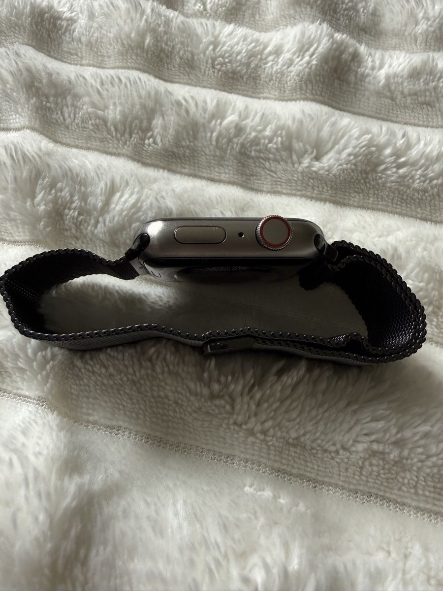Apple Smartwatch: Apple Watch Series 5 44mm Titanium Cellular + 3 bracelets – Usato da Genève venduto da Moudik 1