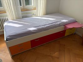 Bett 90x200 mit Schubladen und sauberer Matratze